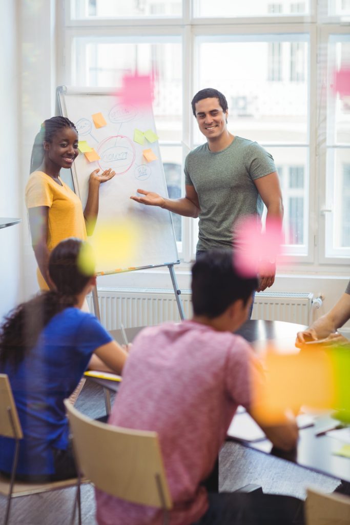 les dirigeants d entreprises de discuter avec leurs collegues sur whiteboa - Cab'Qual